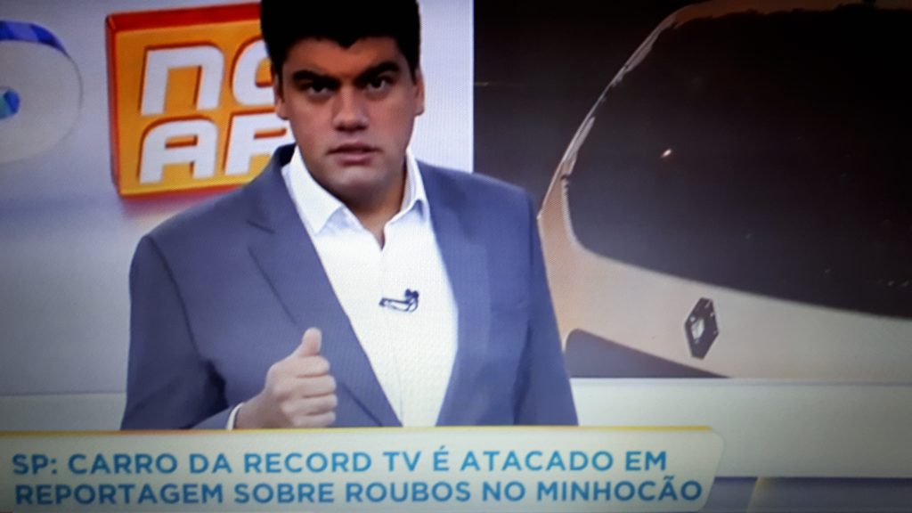 Carro da Record TV é atacado em reportagem sobre roubos no Minhocão